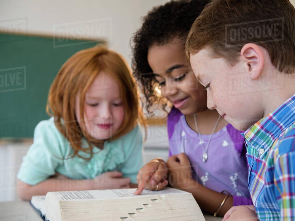 kids reading classroom